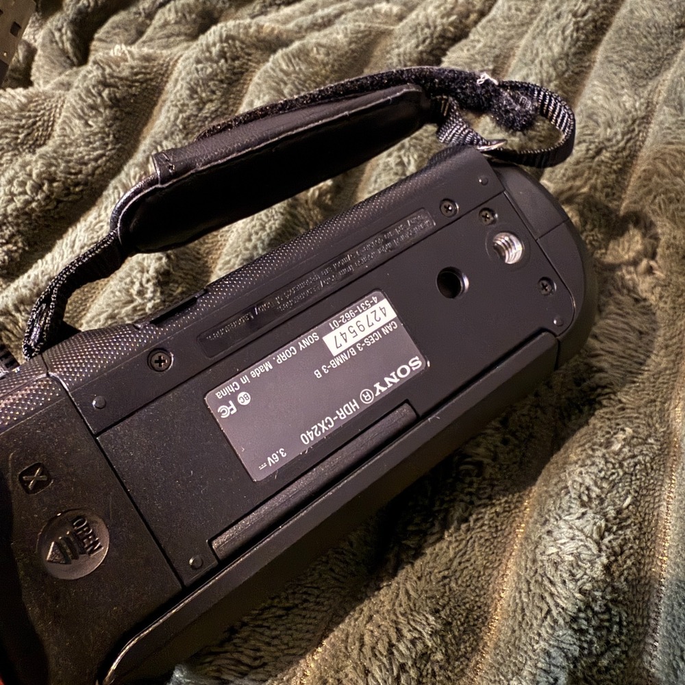 Sony HDR-CX240 1080p Full HD Camcorder w/ 64GB Memory Card Built-in Microphone - Picture 10 of 10